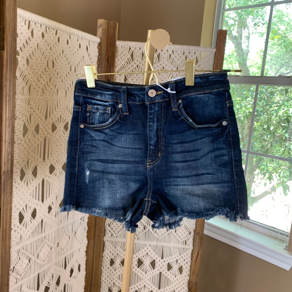 KanCan Hi-Rise Estilo Denim Shorts Small‎ NWT Dark Wash Raw Hem